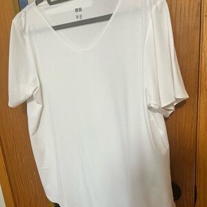 Uniqlo White V-Neck Short Sleeve Tee